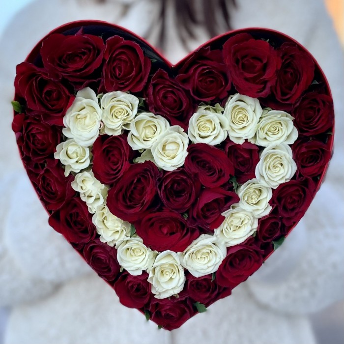 Коробка Сердце с красными и белыми кустовыми розами