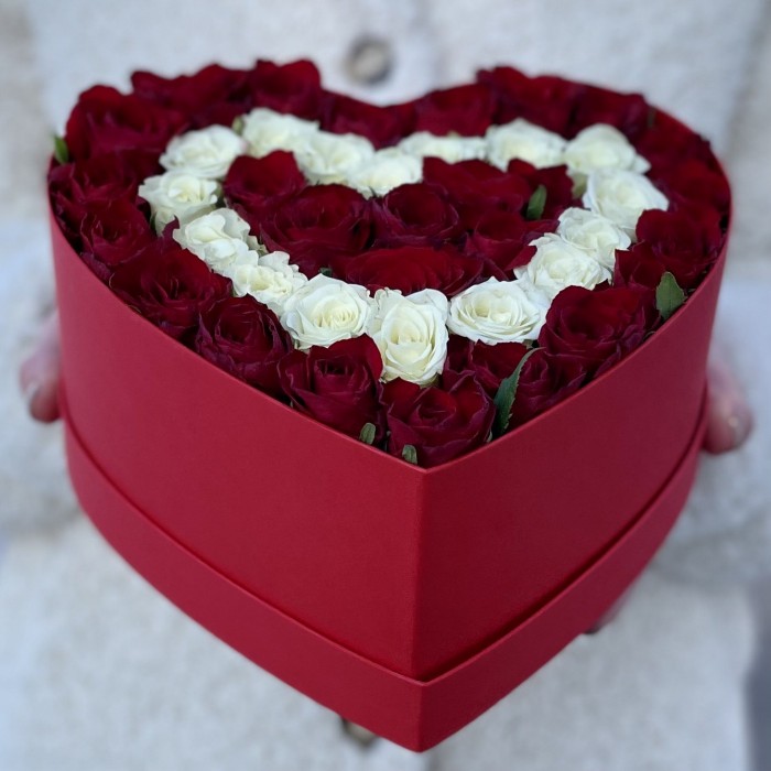 Коробка Сердце с красными и белыми кустовыми розами