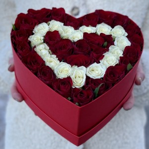 Коробка Сердце с красными и белыми кустовыми розами