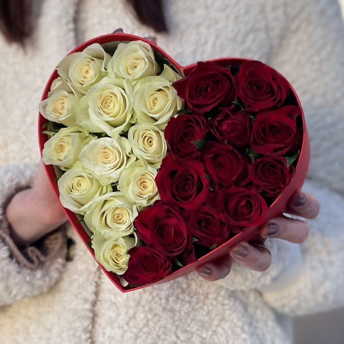 Маленькая коробка Сердце с красными и белыми розами