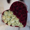 Маленькая коробка Сердце с красными и белыми розами
