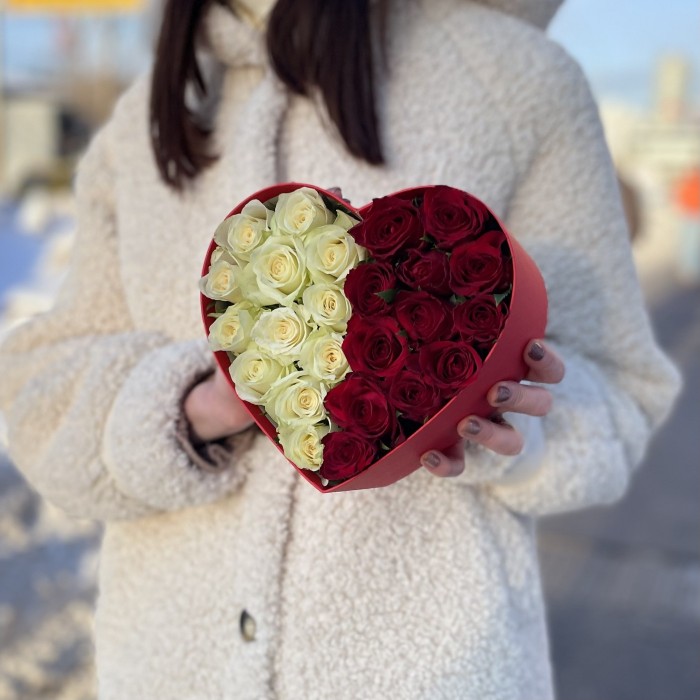 Маленькая коробка Сердце с красными и белыми розами