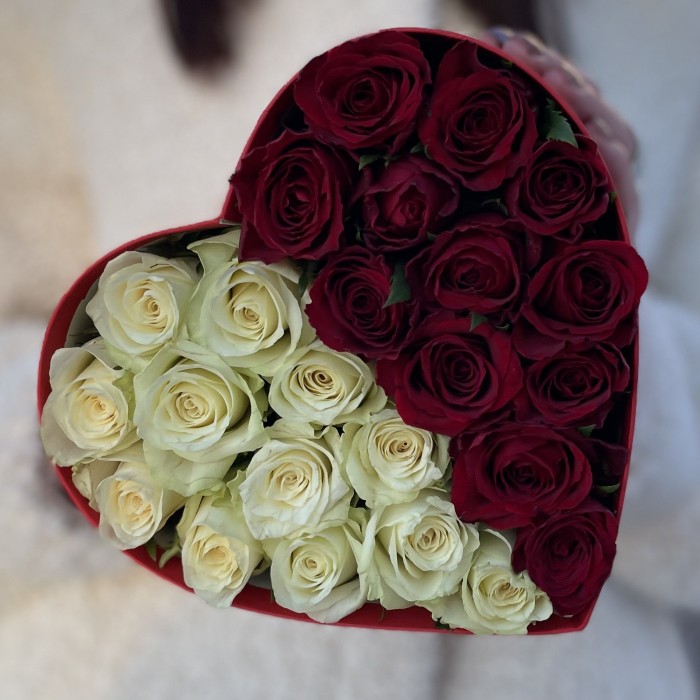 Маленькая коробка Сердце с красными и белыми розами