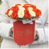Коробочка с яркими кустовыми розами