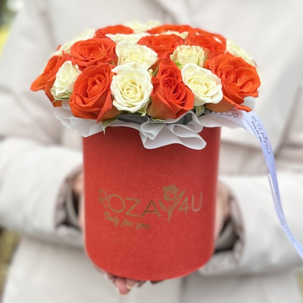 Коробочка с яркими кустовыми розами