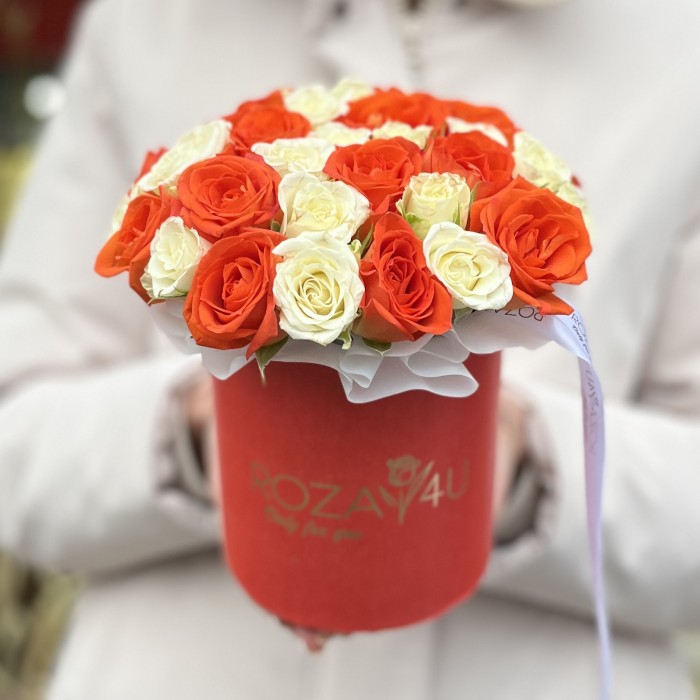 Коробочка с яркими кустовыми розами