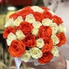 Коробочка с яркими кустовыми розами