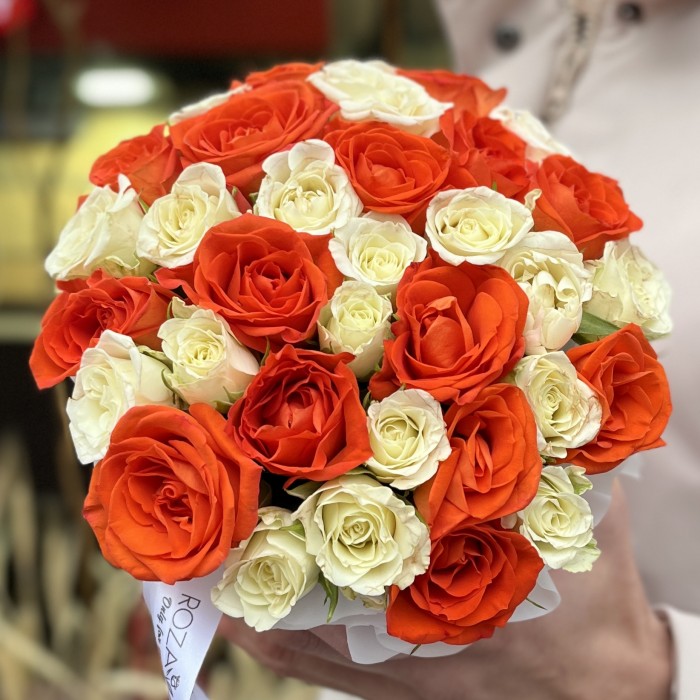 Коробочка с яркими кустовыми розами