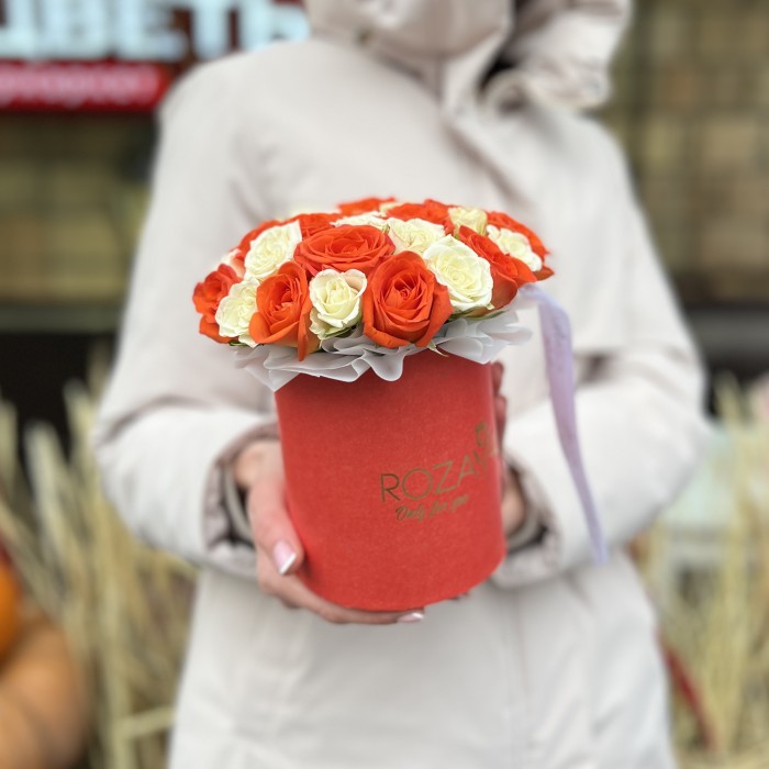 Коробочка с яркими кустовыми розами