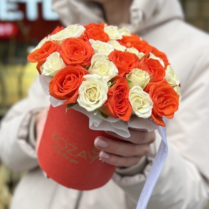 Коробочка с яркими кустовыми розами