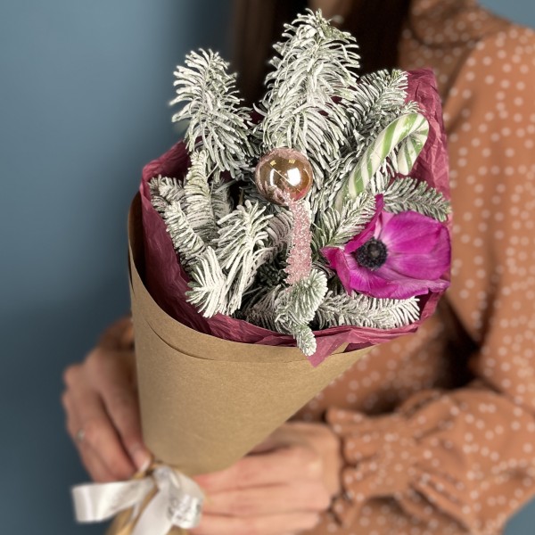 Корпоративный новогодний букет Малиновый анемон