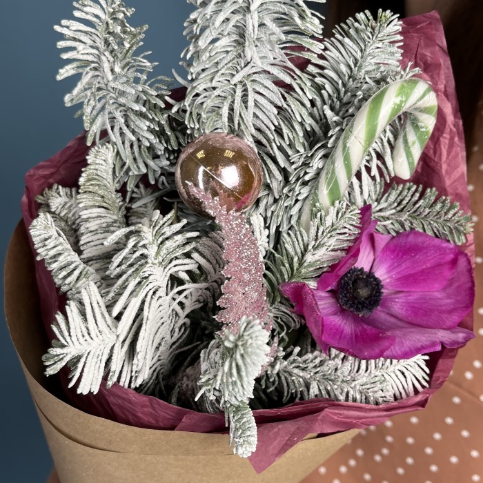 Корпоративный новогодний букет Малиновый анемон
