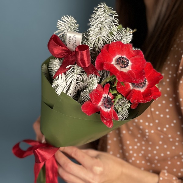 Корпоративный новогодний букет с красными анемонами