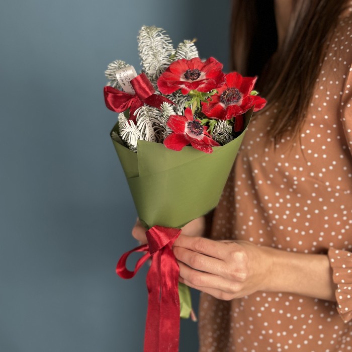 Корпоративный новогодний букет с красными анемонами