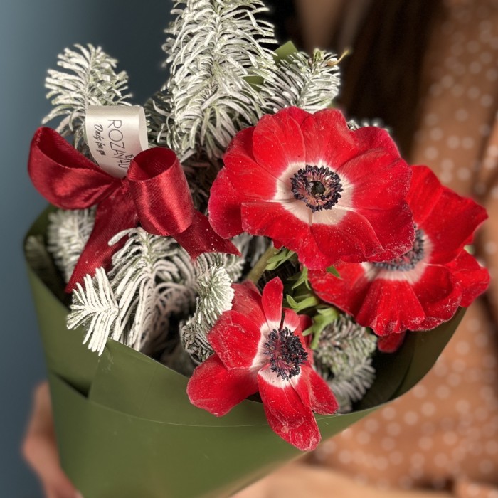 Корпоративный новогодний букет с красными анемонами