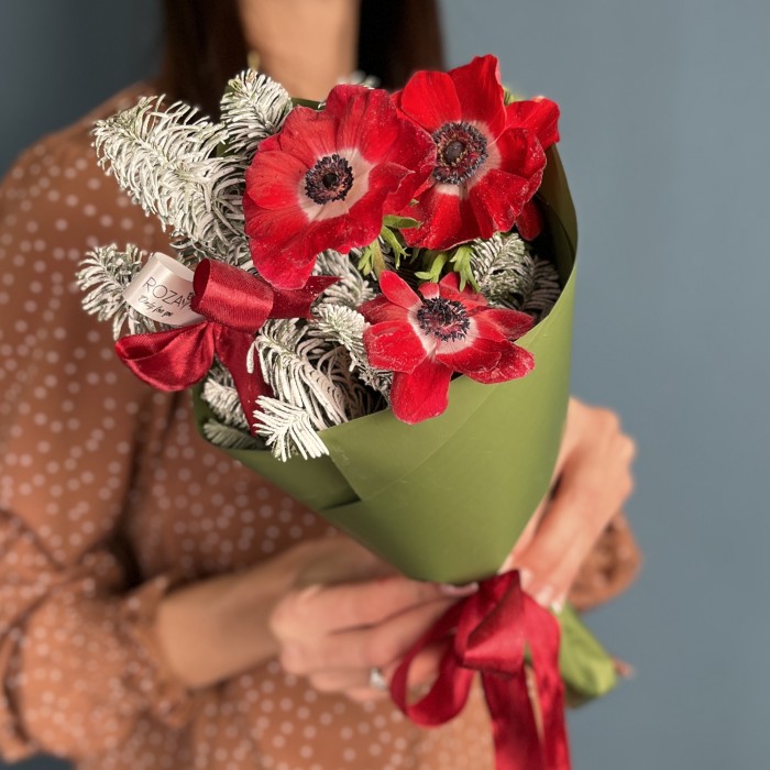 Корпоративный новогодний букет с красными анемонами