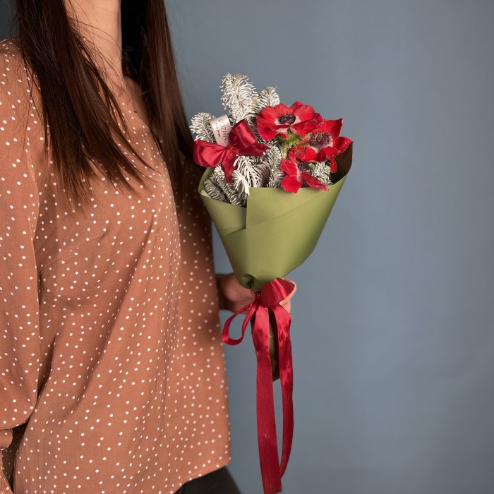 Корпоративный новогодний букет с красными анемонами