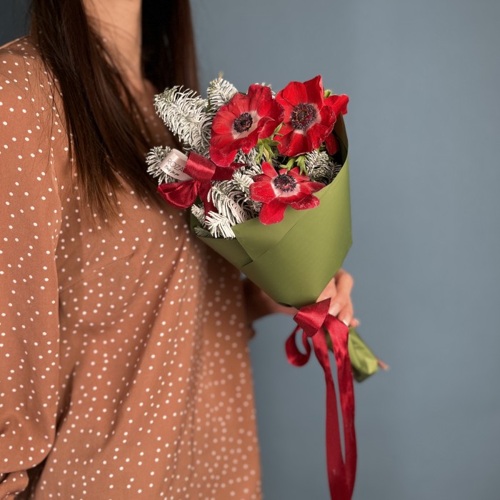 Корпоративный новогодний букет с красными анемонами