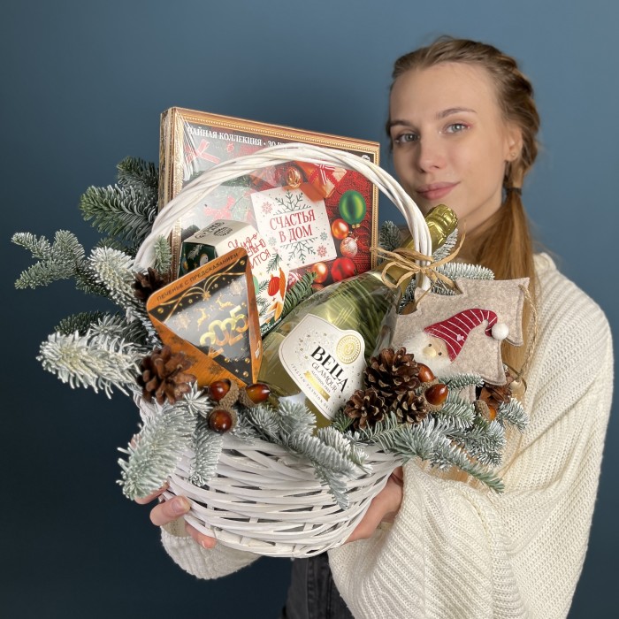 Новогодняя корзина Счастья с предсказанием