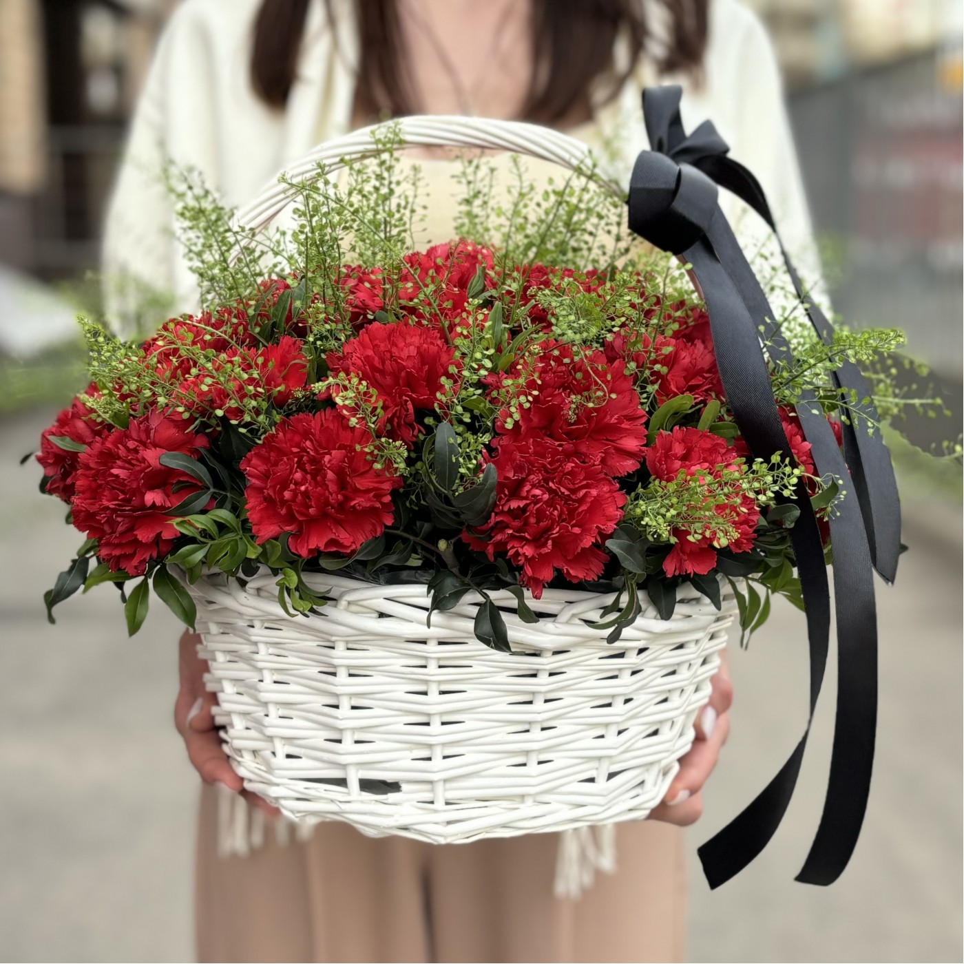 Lycoris.　0308 30 красных гвоздик с черной лентой в корзине | доставка Москва и