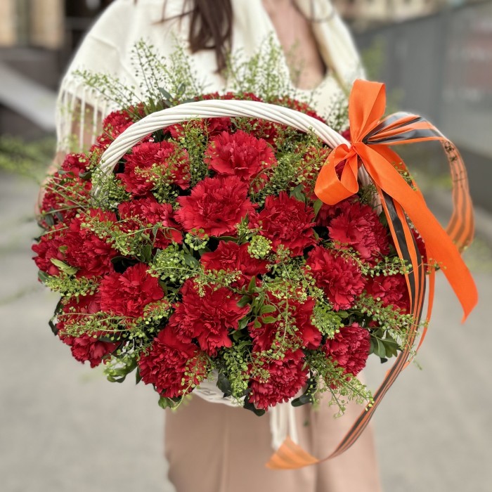 30 красных гвоздик с Георгиевской лентой в корзине