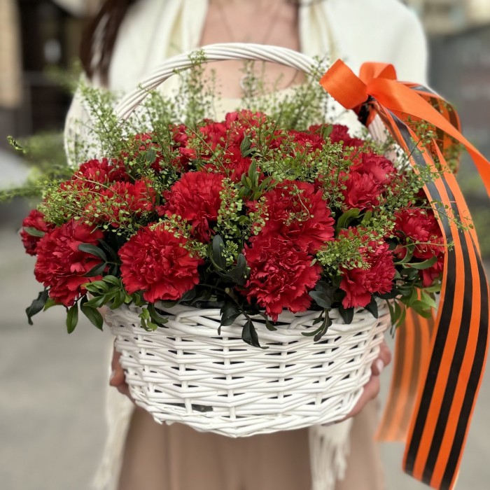 30 красных гвоздик с Георгиевской лентой в корзине
