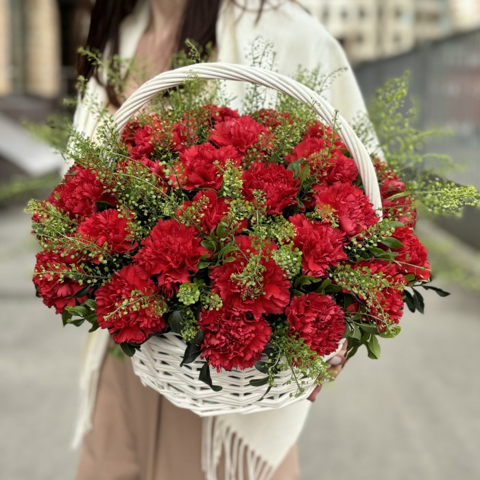 30 красных гвоздик в корзине