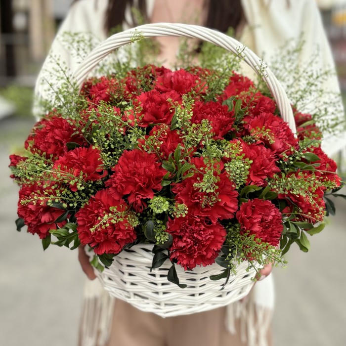 30 красных гвоздик в корзине