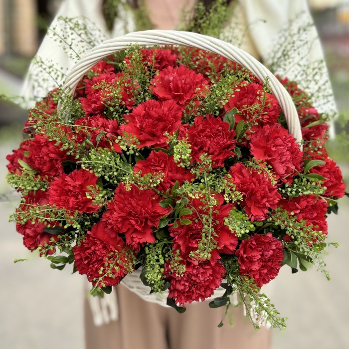 30 красных гвоздик в корзине