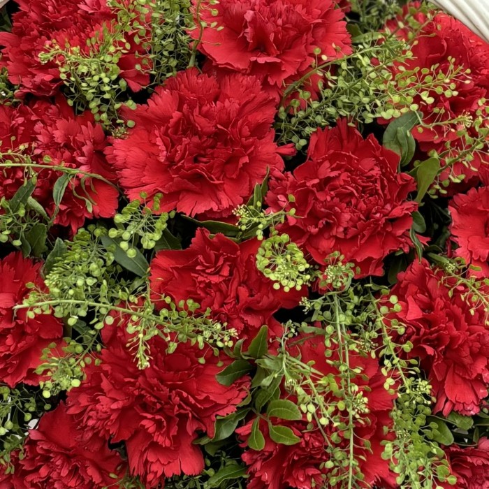 30 красных гвоздик в корзине