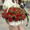 30 красных гвоздик с черной лентой в корзине