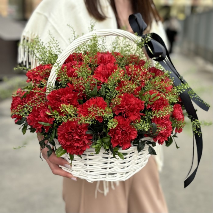 30 красных гвоздик с черной лентой в корзине