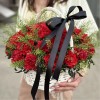 30 красных гвоздик с черной лентой в корзине