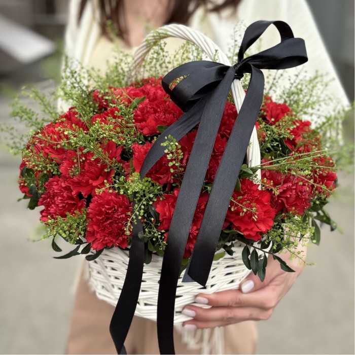 30 красных гвоздик с черной лентой в корзине