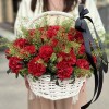 30 красных гвоздик с черной лентой в корзине