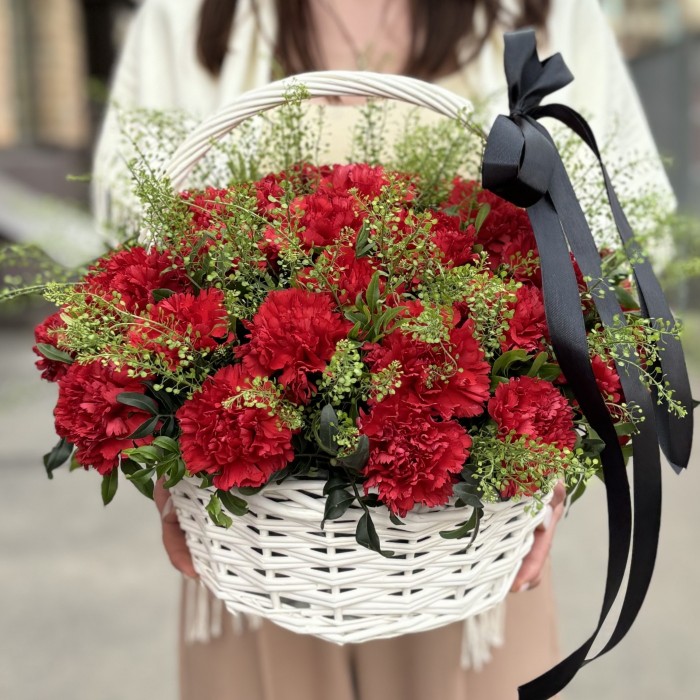 30 красных гвоздик с черной лентой в корзине