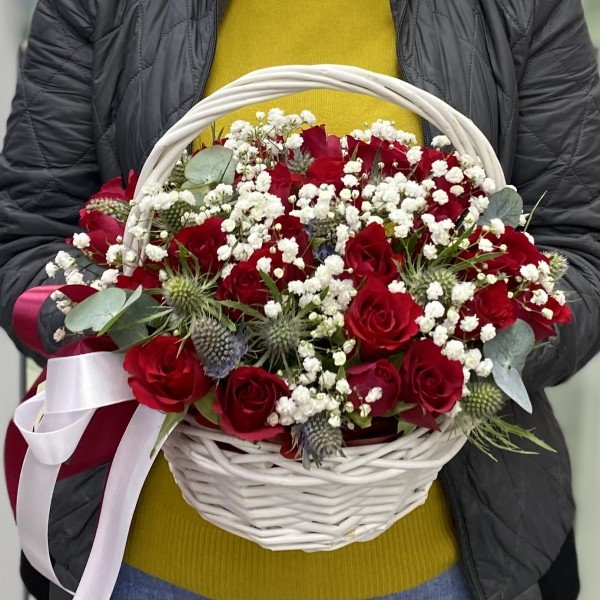 Корзина с красными розами и гипсофилой