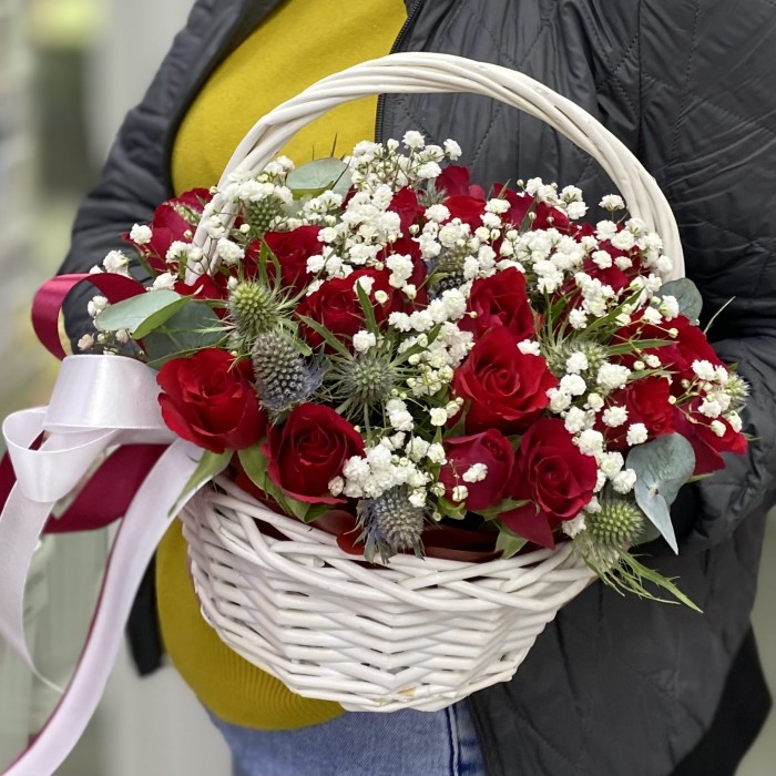 Корзина с красными розами и гипсофилой