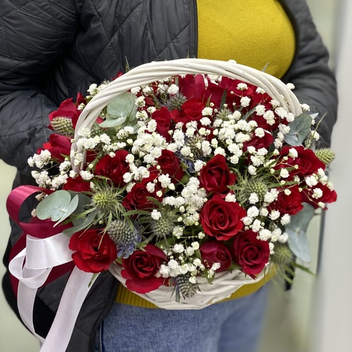 Корзина с красными розами и гипсофилой