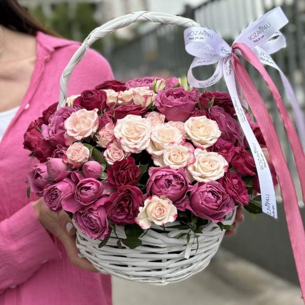 Корзина с кустовыми розами Клубничное Суфле