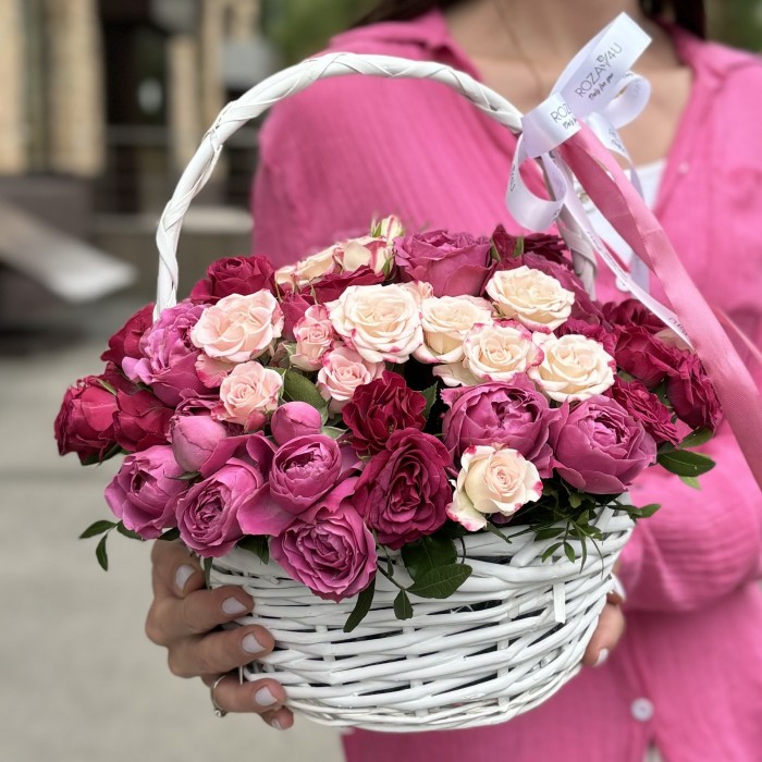 Корзина с кустовыми розами Клубничное Суфле