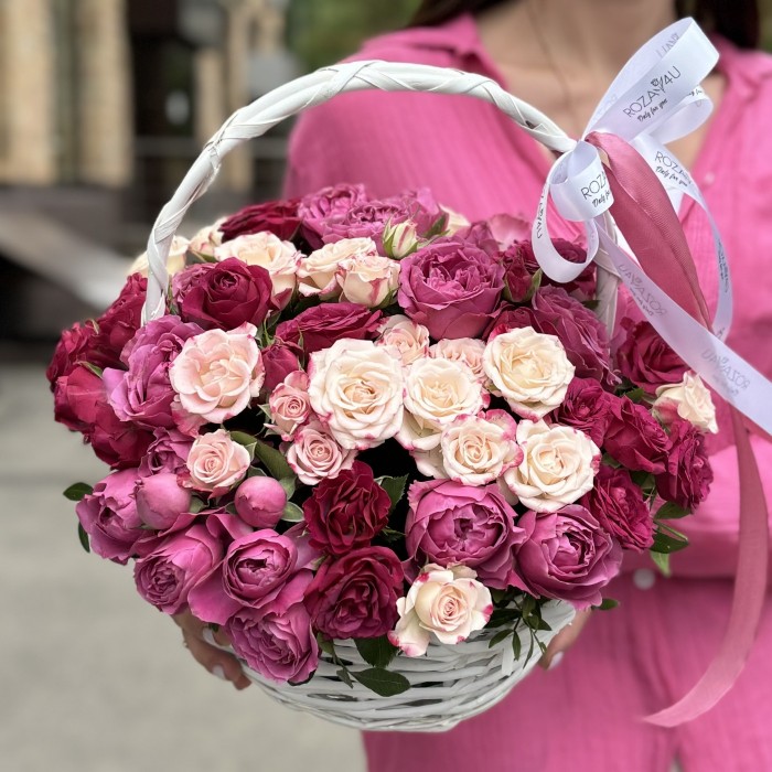 Корзина с кустовыми розами Клубничное Суфле