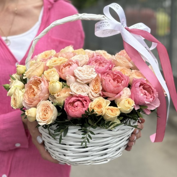 Корзина с кустовыми розами Облако Нежности