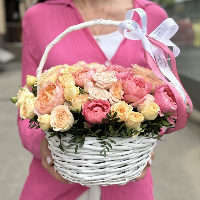 Корзина с кустовыми розами Облако Нежности