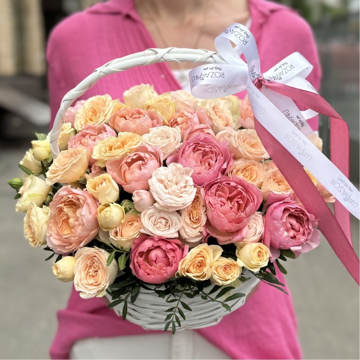 Корзина с кустовыми розами Облако Нежности