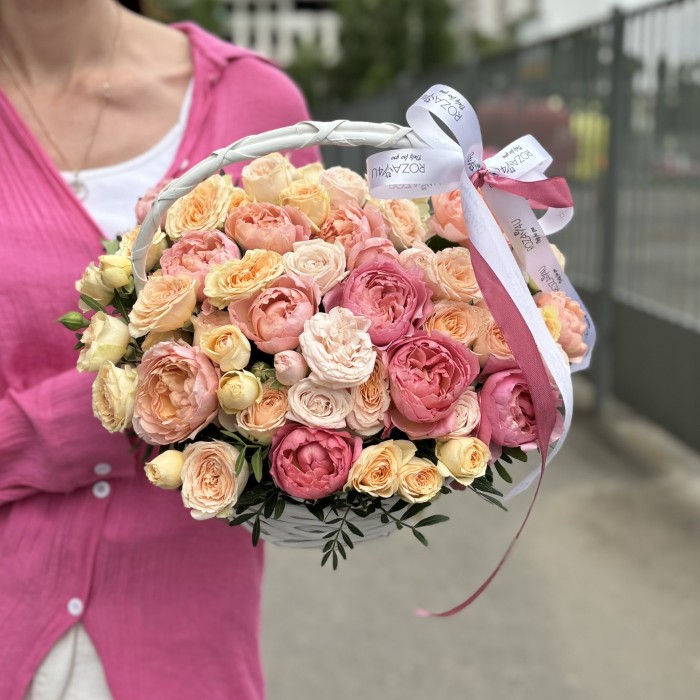 Корзина с кустовыми розами Облако Нежности