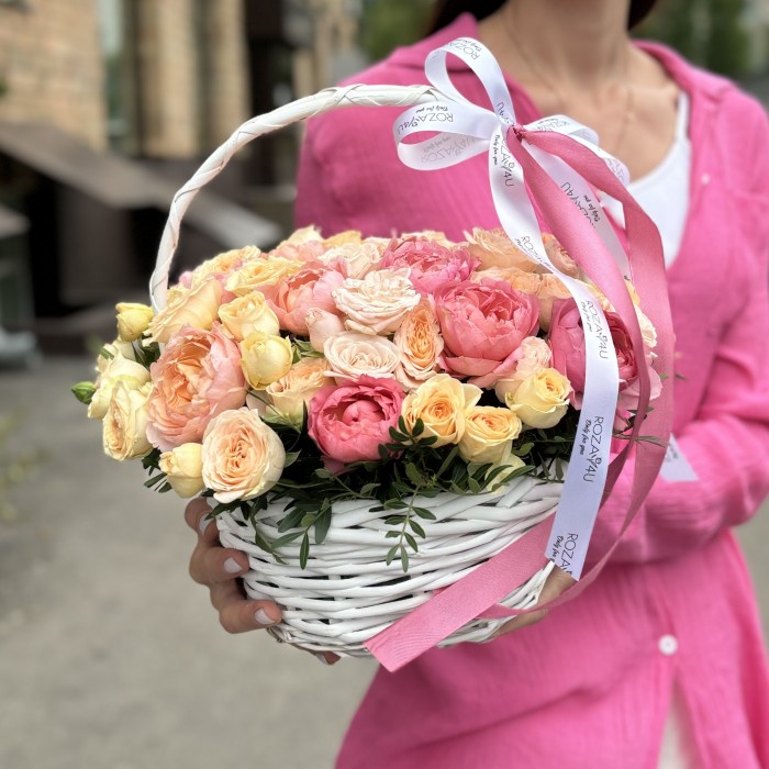 Корзина с кустовыми розами Облако Нежности