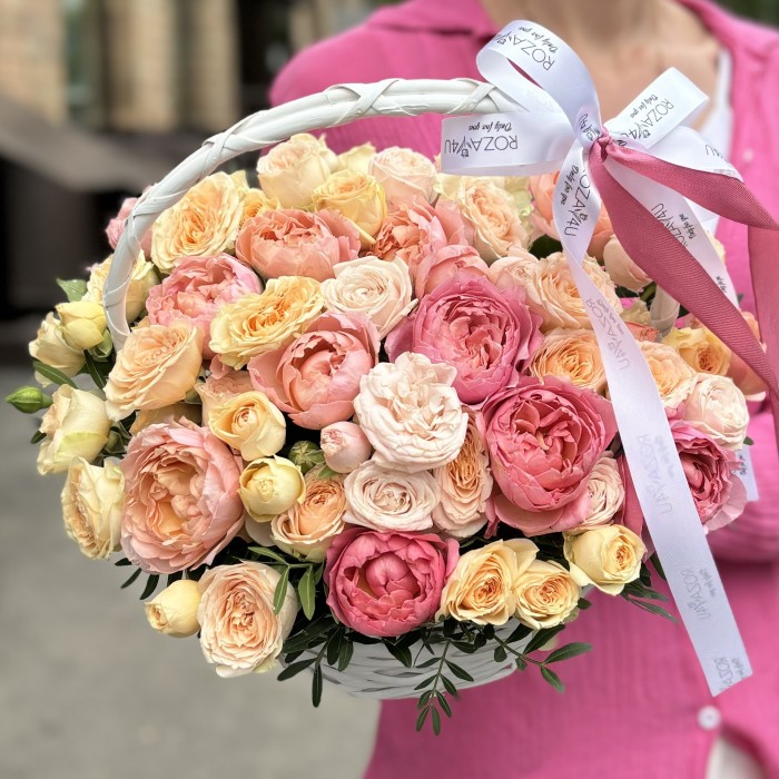 Корзина с кустовыми розами Облако Нежности