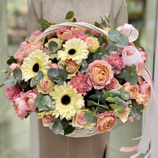 Корзина с розами Персиковый Сад