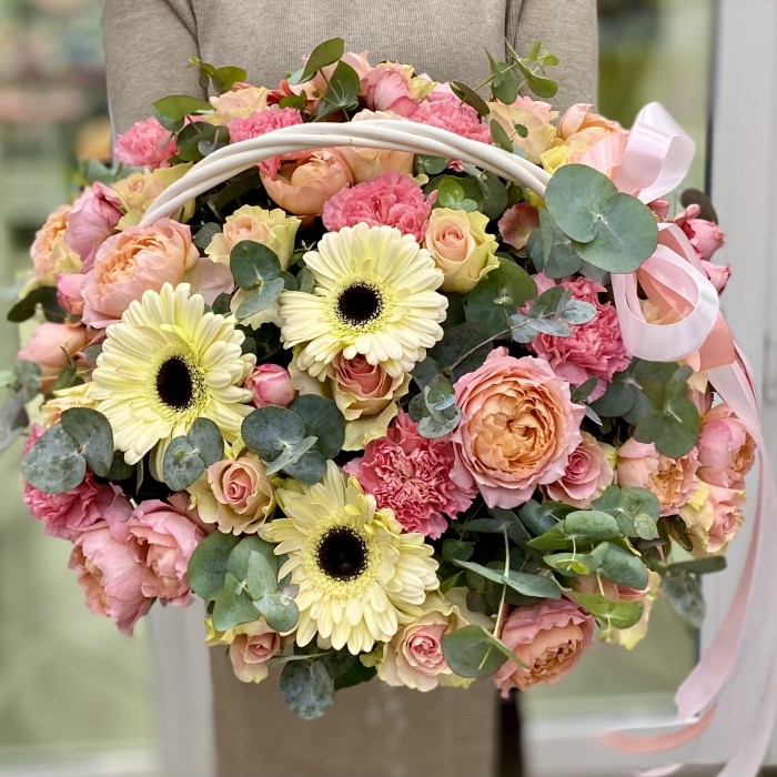 Корзина с розами Персиковый Сад